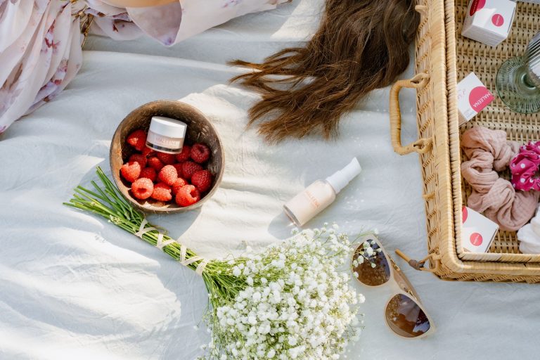 Maleena prirodna kozmetika za zdravlje kože – minimalistička ambalaža na svijetloj podlozi, fokus na clean beauty i hidrataciju.