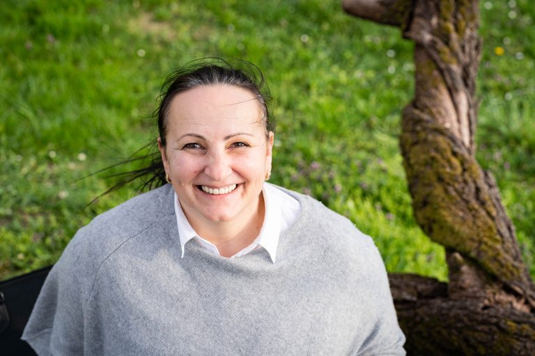 suvremena umjetnica likovna umjetnica vizualna umjetnica ženski portreti realistični ženski portreti ženska umjetnost umjetnost inspirirana ženama umjetnica iz Hrvatske hrvatska suvremena umjetnost